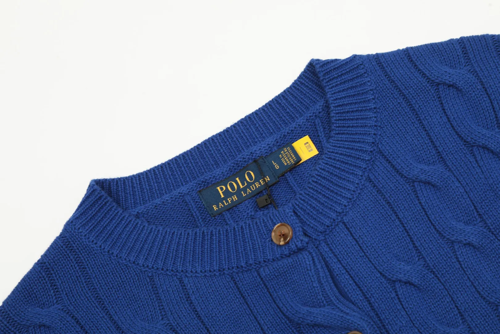 🅿️230 "Top quality" Style number: DS006# [Ralph Lauren round neck solid color pony embroidered logo twist knitted cardigan] ✅Ralph Lauren classic basic versatile knitted cardigan jacket for all seasons ✅Main supplier platform live broadcast Wholesale entity Replacement if out of stock No removal from shelves ✅ZP quality 1:1 version Scan code to enter the GF website Counter quality ✅Detailed quality The only one in Guangzhou Imported quality cotton yarn Focusing on high-end, cost-effective, and good quality. Needless to say, the version is restored to the original version. The maximum size can be worn up to 160 pounds. Loose, comfortable and stress-free. ✅The upper body is simple and easy to match. A must-have for goddess ootd. Good-looking clothes are never picky. A must-have in the goddess’ wardrobe. Size: S-XL. Color: Black, navy, off-white, gray, light blue, light pink, colorful blue, khaki, bright yellow, purple, Chinese red, turquoise green.